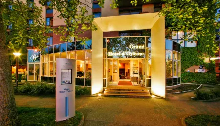 Logis Hotels Grand Hotel d'Orléans Отели в г. Ле-Секестр