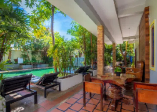 Samnak Lounge Hotels near Psa Krom Market