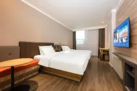 HanTing Hotel (Xixiang East 1st Road) - parking