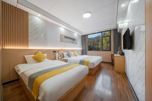 Holiday Inn Jiugongshan Tongshan - Mountain view