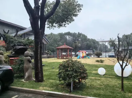 Yunlan Platinum Hotel (Danyang High-Speed Railway Station Tianbo City)