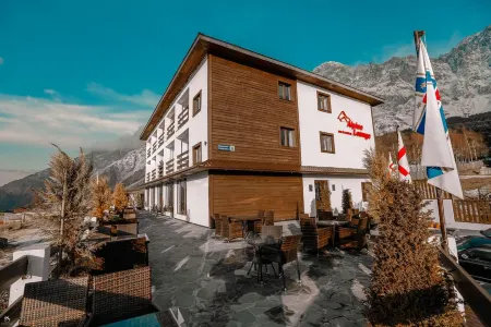 Alpine Lounge Boutique Hotel Отели в г. Степанцминда