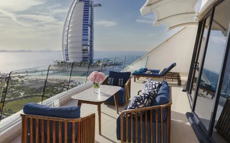 Jumeirah Beach Hotel Dubai Отели рядом с достопримечательностью «Sky Views Observatory»