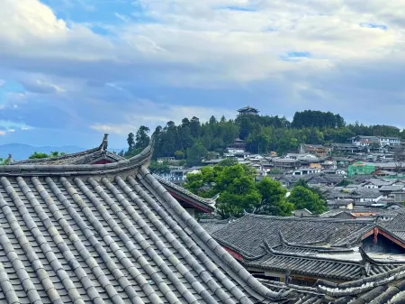 Lijiang Fine Art · Ancient Town Panorama Art Resort Hotel (Old Town Waterwheel Store of Lijiang) Отели рядом с достопримечательностью «The Ancient Town of Shuhe»