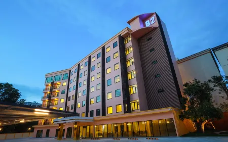 B2 Bang Saen Premier Hotel Отели рядом с достопримечательностью «Храм Ада и Рая»