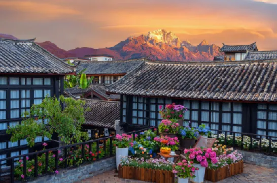 Haitang Bay Resort Pillow Mountain Xigu Snow Mountain View Garden Beauty Villa Hotels near The Ancient Town of Shuhe-Sifang Street