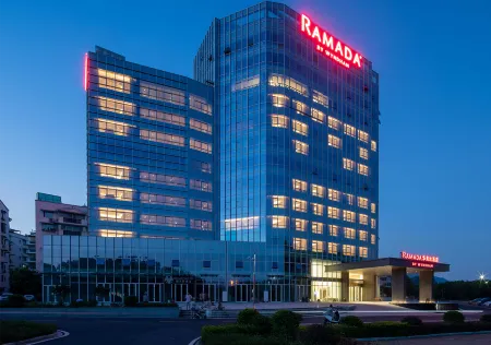 Ramada by Wyndham Guilin Hi-Tech Zone Отели рядом с достопримечательностью «Maozhou Island, Daxu Ancient Town»