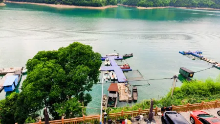 Bihu Xiaozhu Homestay (Taiping Lake Scenic Area Branch) Отели рядом с достопримечательностью «Dongtianwan Scenic Spot»