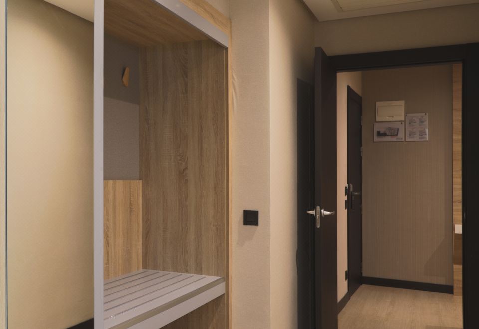 4. Hotel Li..