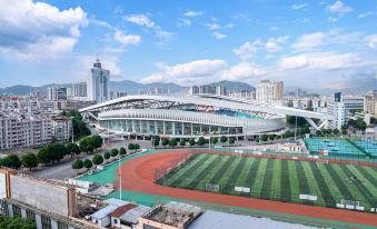 Rezen Longhh Hotel (Zhaoqing Seven Star Cave Sports Center)