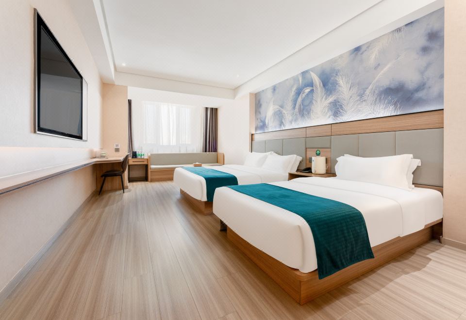 그린트리 호텔의 깨끗하고 넓은 객실 내부 