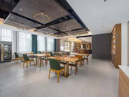 James Joyce Coffetel	  Beijing Daxing International Airport No.1 Отели рядом с достопримечательностью «College of Science and Technology, Capital Normal University»