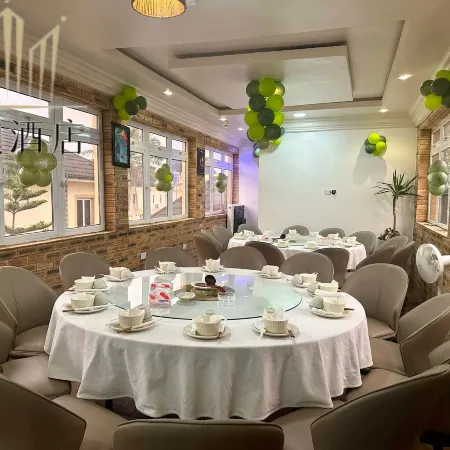 The Cromwell Courtyard Hotel