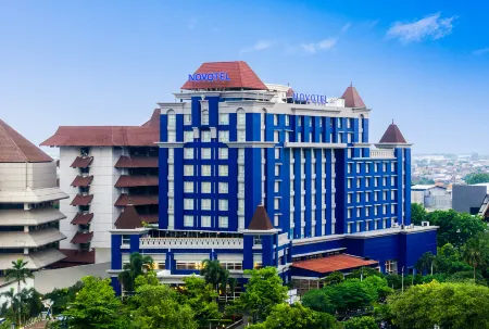 Novotel Semarang Отели рядом с достопримечательностью «Tugu Muda»