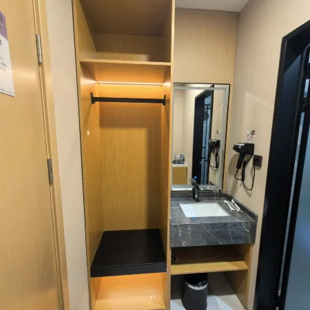 Huayi Select Hotel (Quancheng Square Foshan Street) Отели рядом с достопримечательностью «Источник Heihu»