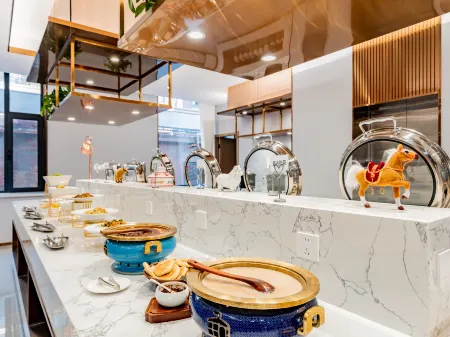 Meiyuan Luxury Hotel (Hohhot East Station Museum) Отели рядом с достопримечательностью «Inner Mongolia Technical College of Mechanics & Electrics»