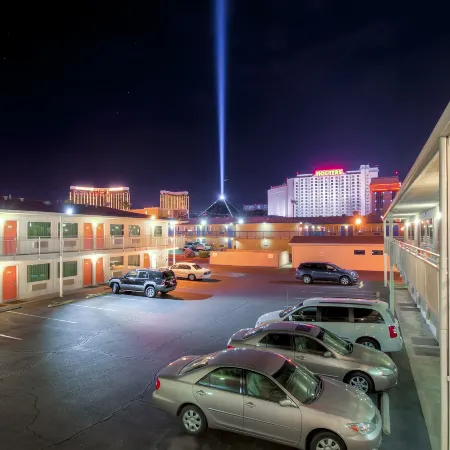 Studio 6 Suites Las Vegas, NV - Tropicana Отели рядом с достопримечательностью «Арена «Т-Мобайл»»