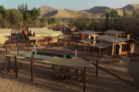 Dunhuang Fengmingsha Hotel Отели рядом с достопримечательностью «Sleeples Stwon»