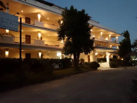 Imboutique hotel Maesot Отели рядом с достопримечательностью «Wat Don Kaeo»