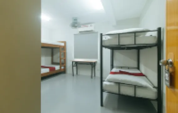 RedDoorz @ Qhouzz near PUP