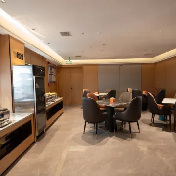 Quanduo Light Luxury Hotel (Quannan Jianqiang Department Store)