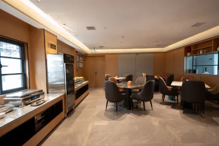 Quanduo Light Luxury Hotel (Quannan Jianqiang Department Store) Отели рядом с достопримечательностью «Quannanxian Library»