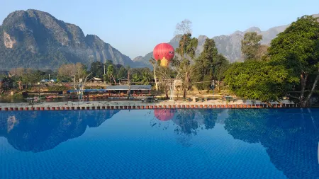 LARNG YAY  Riverview Resort Hotel Отели рядом с достопримечательностью «Wat That»