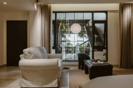 Hualing Art Space High-end Homestay (WeiShan Ancient City)