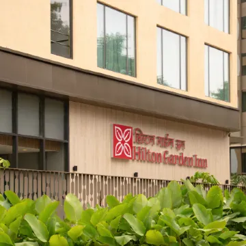 Hilton Garden Inn Mumbai International Airport Отели рядом с достопримечательностью «Пляж Версова»