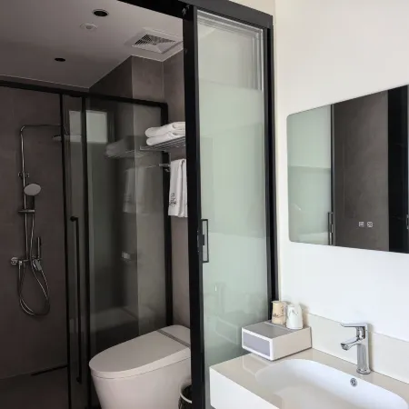 Heyi Homestay (Hezhou Lingfeng Plaza Colorful Global City)