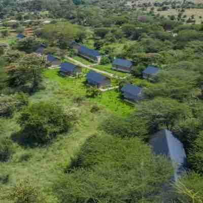 PrideInn Mara Camp & Cottages Hotel Exterior