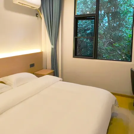 Old Alley Time Homestay (Zigong North Station, Ziliujing Old Street Branch)