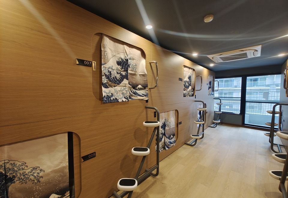 Louis House Shibuya 침대