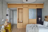 Locke at East Side Gallery - balcony