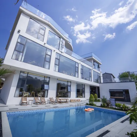 Meet Li · Villa Designer Boutique Resort (Wanfenglin Branch)
