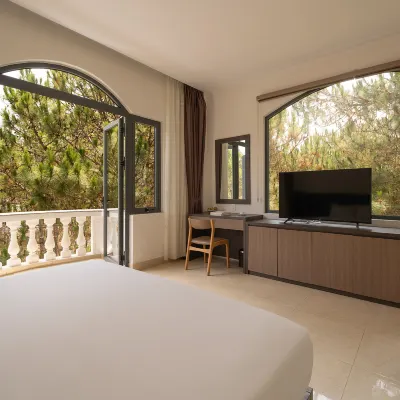 Rừng Lá Kim Resort Hotels near Mong Mo Hill