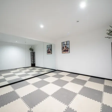 Yanlai Guobin Intercity Designer Hotel (Xuehuli Historical and Cultural Street Branch)