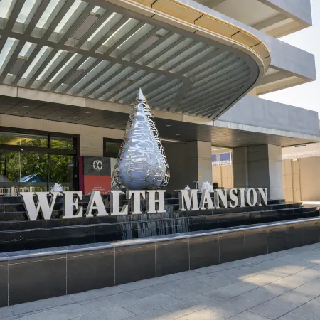Wealth Mansion Condominium Hotel Отели рядом с достопримечательностью «Центральный Рынок (Пса Тмеи)»