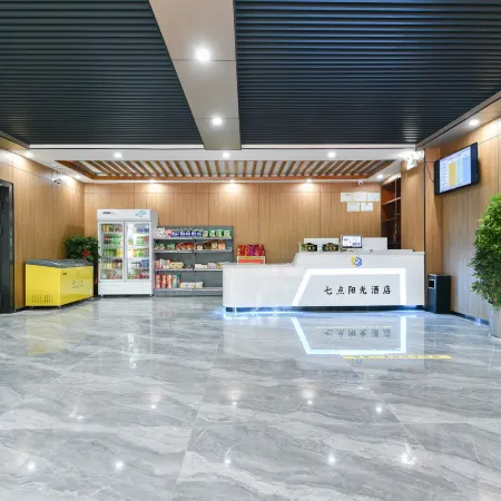 Seven o'clock Sunshine E-sports Hotel (Hebi Xinghe Street Yulong Shopping Center)