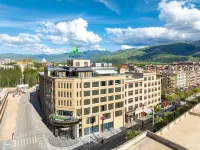 Holiday Inn Express Ganzi by IHG - Parkplatz