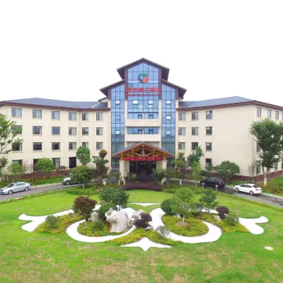 Golden Holiday Hotel Hotels near Qujialing·Zhongguo Nonggu Square