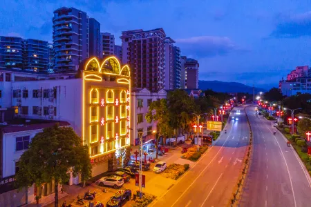 Wayalu Theme Hotel (Forest Lake Branch on March 3rd Avenue, Wuzhishan) Отели рядом с достопримечательностью «Taipingshan Pubu»