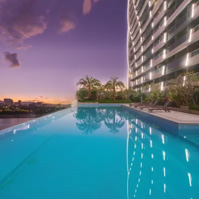 Xishuangbanna Jinghong SKY Luxury Riverside Boutique Hotel โรงแรมใกล้ตลาดกลางคืนริมแม่น้ํา