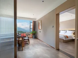 Huayu Light Luxury Hotel