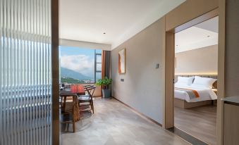 Huayu Light Luxury Hotel