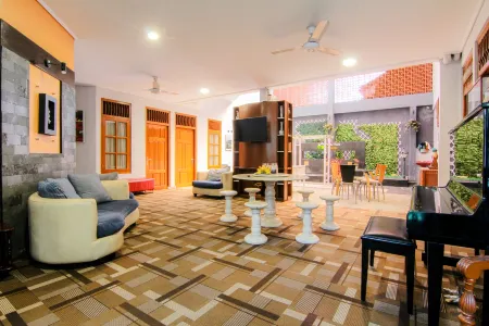 Embe Enem Homestay Отели рядом с достопримечательностью «Air Mancur IRJ RSUP Dr. Sardjito»