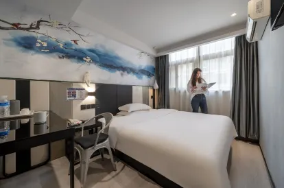 Hi Hotel (Hangzhou Linping Yintai Department Store)