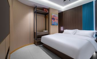 Yibai Light Luxury Hotel (Futian Port)