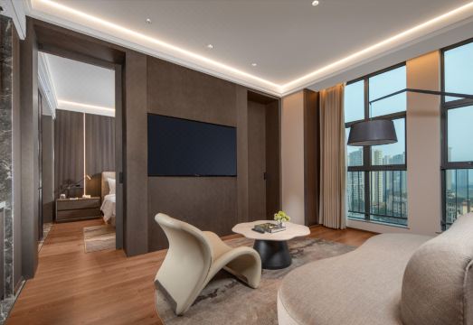 2. 홀리데이 인 익..