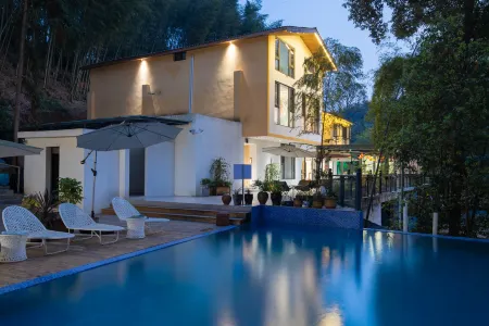 Xitang Hotspring Homestay (Wangyougu Branch) Отели рядом с достопримечательностью «Emerald Gallery»